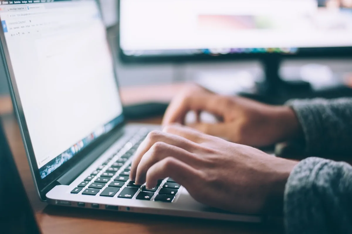 Prompt engineering para equipos de empresa en Cantabria usando modelos de lenguaje IA